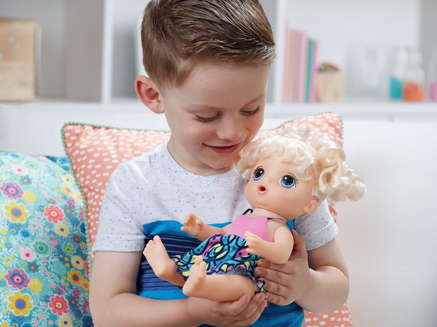 niño jugando con muñeca paridad